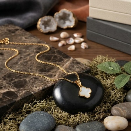 White Clover Pendant Necklace – Luxury Gold Jewellery
