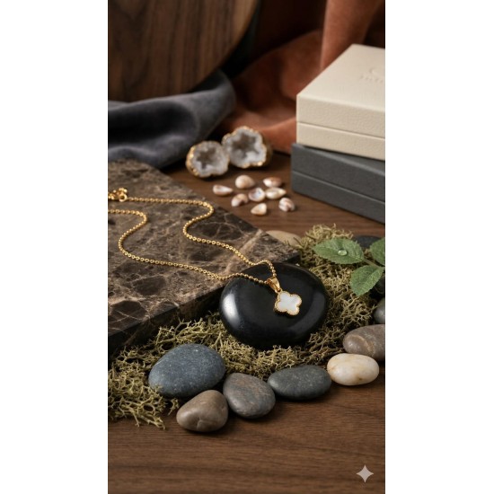White Clover Pendant Necklace – Luxury Gold Jewellery